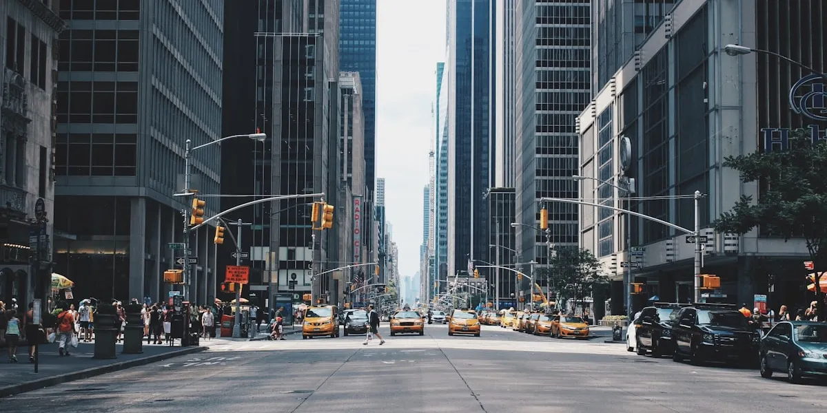 Circulation urbaine au crépuscule